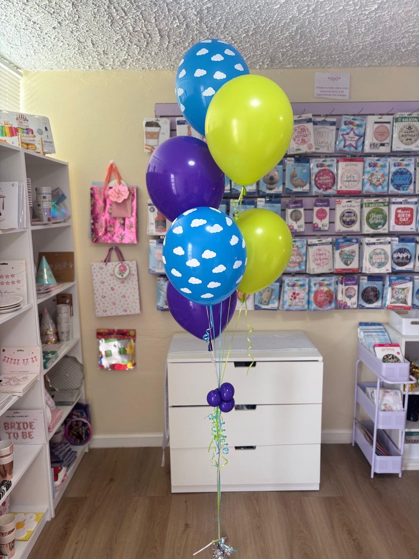 Media docena de globos con helio